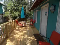 Cute Cottage, Pet Friendly- Near Public Beach .