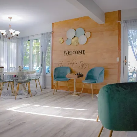 Stunning Lakeview Home: 2Br+Loft, Kayaks, Fire Pit & Shaded Yard – Pet Friendly! Отели в г. Хаунсфилд