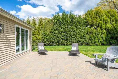 Elegance @ Huntington | Spacious Family Apt | Yard