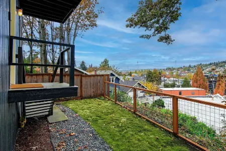 Lovely condo overlooking the Fremont Bridge Отели рядом с достопримечательностью «Фишерменс Терминал»