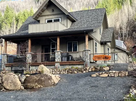 Cozy cabin in Detroit.  6 minute walk to Detroit Marina. Full kitchen amenities.