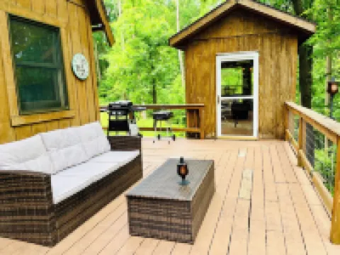 Cozy quaint cabin tucked back in the woods- Secluded, private - couples getaway