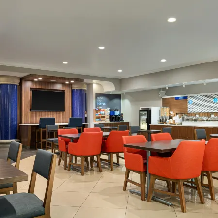 Holiday Inn Express & Suites BAKERSFIELD CENTRAL by IHG