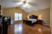 Family-friendly single home/Walking distance to shopping center and restaurants