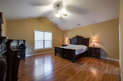 Family-friendly single home/Walking distance to shopping center and restaurants Hotels near Preddy Creek Trail Park