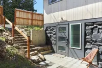 Casa Bruna creekside home in the heart of the Gorge Hotels near Maple Leaf Events