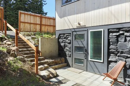 Casa Bruna creekside home in the heart of the Gorge