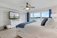 Beautiful Lakefront Condo - 2 Master Suites and Queen Sofa Bed