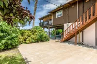 Beautiful  Riverfront Chalet w/ Pool & Boat Dock- Old Florida Fun- Pet Friendly! Hotel di Grant-Valkaria