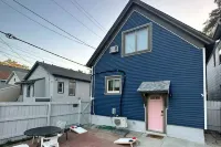 Lavish tub with free parking near several music & wedding venues