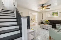 Lighthouse Cottage: 1 block from the beach, 2 blocks to downtown!