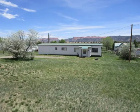 Beautiful View. On the road between Zion and Bryce Canyon. Affordable Family Fun Hotels in Hatch