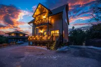 Fall Foliage! Pet Friendly, Indoor Pool, Fire Pit, Hot Tub, Foosball, Dollywood!