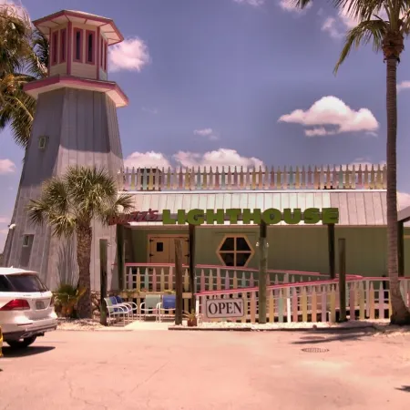 Beach! 2 Masters w Kings, Pets, Queen ensuite, hot tub, private heated Pool