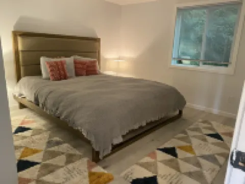 Contemporary 3bedroom / 2 bathroom house close to UO