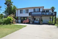 Tiny Bubbles -Hot Tub-Screened Game Room-Spacious Decks-EV Charger