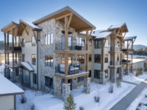 Brand new Grand Park retreat! Private hot tub and custom bunk room! フレイザーのホテル