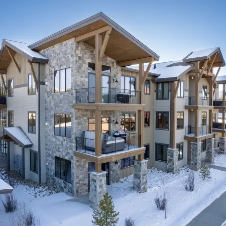 Brand new Grand Park retreat! Private hot tub and custom bunk room!