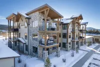 Brand new Grand Park retreat! Private hot tub and custom bunk room!