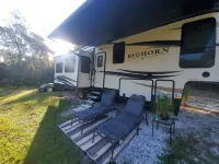 Luxury RV nested in a country setting,  Only 9 minutes from Sanford airport!