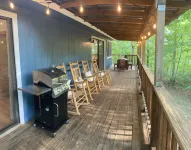 Treetops Cottage, wrap around deck, Wi-Fi, pet friendly, close to Lake Lure.