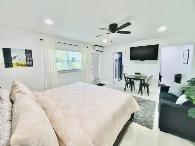 New! Cozy XL Studio; Pool; 5 mins from beach
