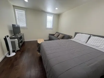 Spacious 1 bedroom apartment <br>2 mins to shopping malls and restaurants Hotels near N4