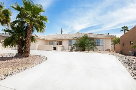 Lake-Area Retreat – Heated Pool, Spa, Game Room, Mini Golf & Boat Parking