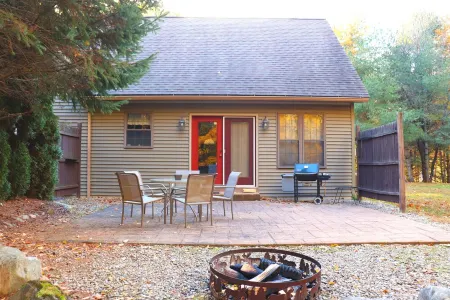 Moose Lodge - scenic Adirondack cabin escape + lake access