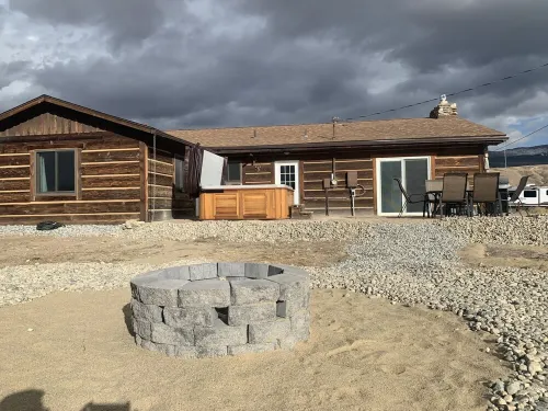 Scenic 3 bedroom cabin with hot tub Hotels in Lake County