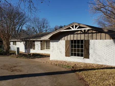 Brooks Retreat: Swimming! Game Room! Staycation! Отели в г. Ричленд Хилс