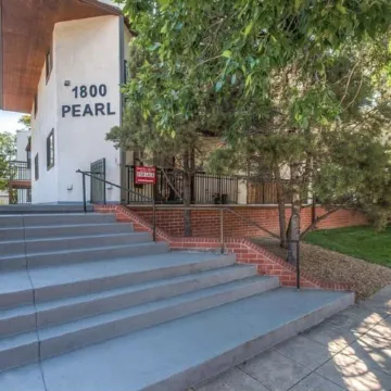 Cozy, modern Pearl St. condo. Ideal location!