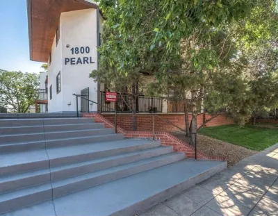 Cozy, modern Pearl St. condo. Ideal location!