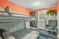 🌈 Bright and Charming Single-Family Home at Baxter Lake - 🐶 Dog Friendly 🧣 Hotels in Strafford County