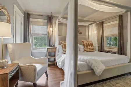 The Garden District Retreat - close to everything! Отели рядом с достопримечательностью «Магнолиа Маунд Плантейшен»