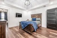 NEW at PATOKA lake! Big HOT TUB close to ramp POOL TABLE with3 MASTER bedrooms!
