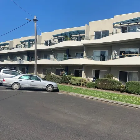 Waves Unit 113 bay views. Cowes beach & shops on your doorstep. Pet friendly!