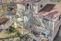 Stylish 3/2 Home • Boat Slip • Lake Access • Lake View! King Beds • Central Loc