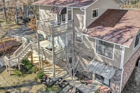 Stylish 3/2 Home • Boat Slip • Lake Access • Lake View! King Beds • Central Loc