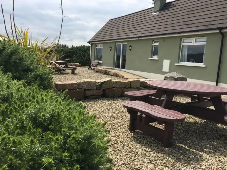 Modern, peaceful cottage with sea & mountain views Отели рядом с достопримечательностью «Подвесной веревочный мост»