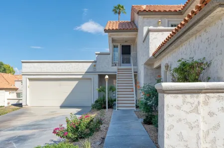 Sunshine, Golf, Tennis & Swim at the Palmera Отели рядом с достопримечательностью «Десерт Спрингс Голф Клаб»