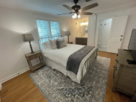 Charming, cozy cottage located 1/2 mile, or 3 min. walk to Kyle Field.