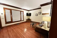 Clean 1st floor 4 bedroom Near Downtown [1-4]