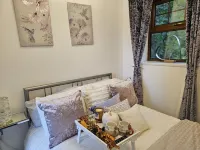 Woodland romantic hideaway - but only 15 mins to city centre!