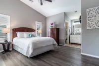 Beautiful Home with Private Pool and Tiki Bar. Close to Everything!!!