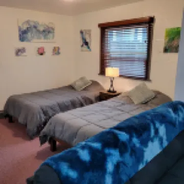 3rd Street Stop-cottage house,walking distance to middle of town and activities