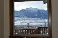 Yellowstone Northern Views -- Gorgeous Home. One mile to Yellowstone! Hotels in Gardiner