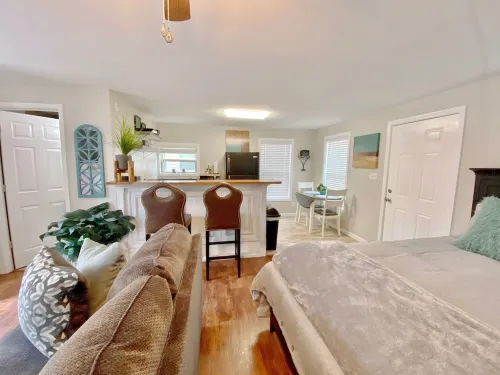 Furnished Blue door Studio home central- near restaurants, shopping and Lake