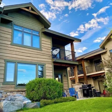 Cozy Home steps from Town Center, with a Stunning View of the Mountains!