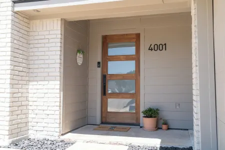 Spacious Modern Home with Lake view in Dallas, great amenities/full Kitchen/Wifi